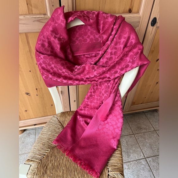 New with Tag Coach Signature Stole in Deep Pink - Picture 8 of 9